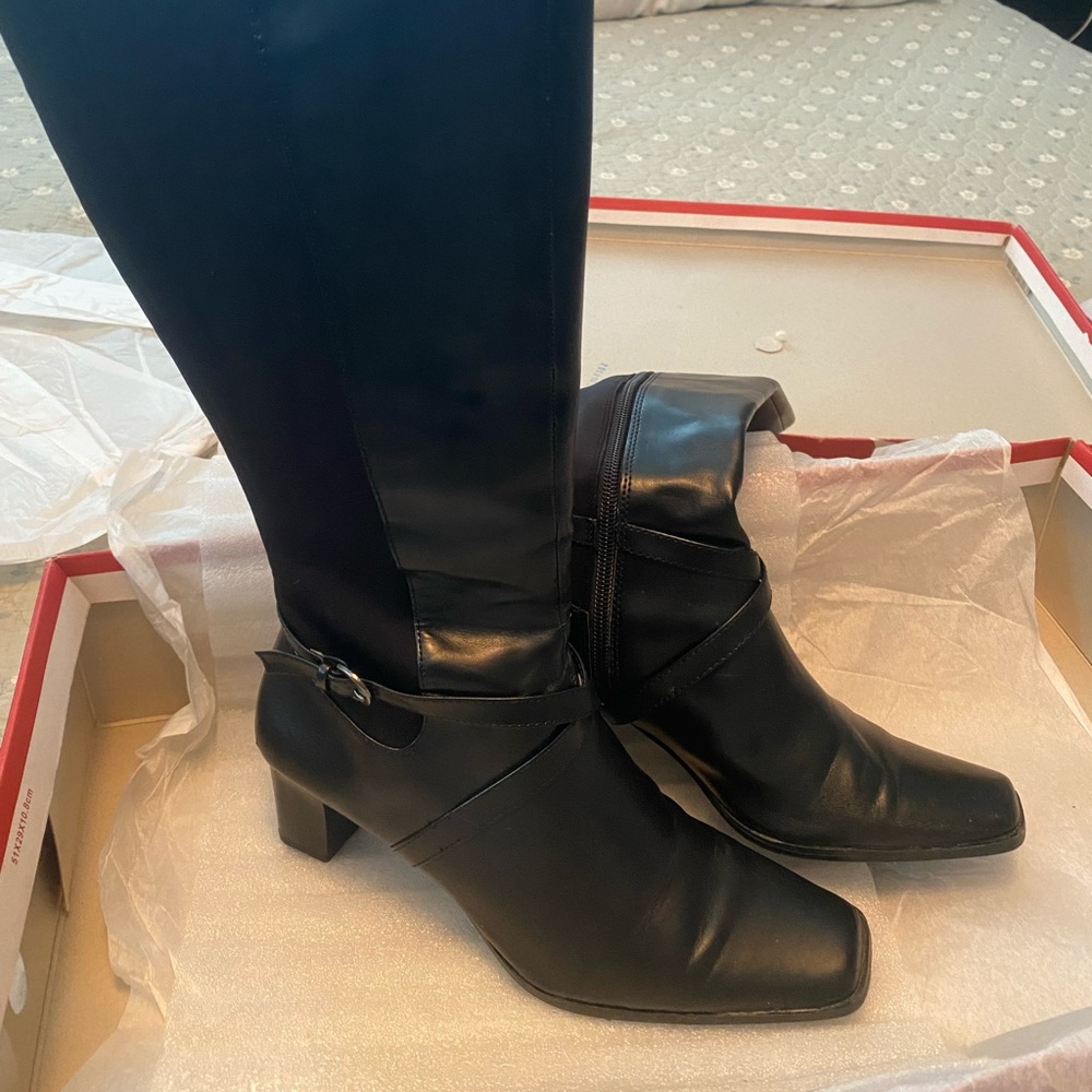 Women’s heeled black boot